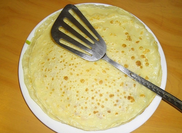 1. Этап. Блины с красной рыбой и огурцом: Не нужно слишком зажаривать блины, чтобы они были эластичными. Таким же образом готовьте все остальные блины по необходимости смазывая сковороду маслом.