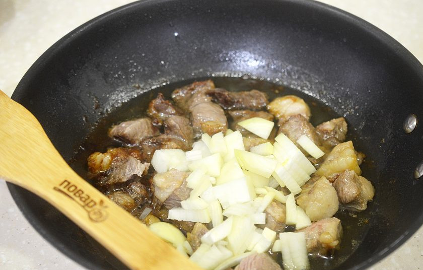 1. Этап. Плов по-хорезмски: 4. Добавьте в сковороду и обжаривайте все вместе.