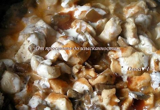 1. Этап. Фальшивые пироги с курицей и грибами: Добавьте томаты и сливки, готовьте еще пару минут.