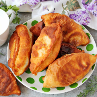 Пирожки жареные во фритюре с мясом