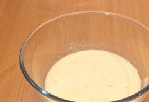 1. Этап. Выпечка из кокосовой стружки: 2. Вбейте яйца в масляно-сахарную смесь. Тщательно перемешайте. Все компоненты должны быть комнатной температуры.