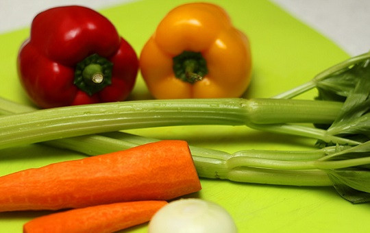 1. Этап. Спагетти с сосиской и соусом: 1. Первым делом нужно определиться с набором овощей, вымыть и очистить их.