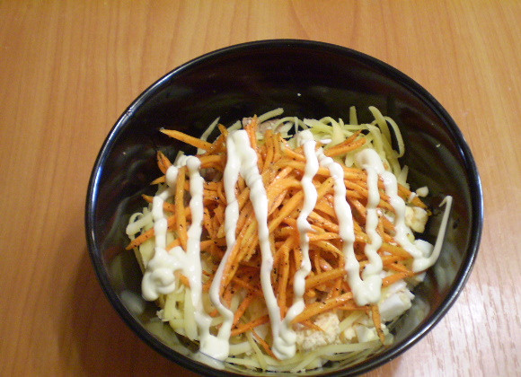 1. Этап. Салат с корейской морковью и печенью: Все ингредиенты смешайте и заправьте майонезом.