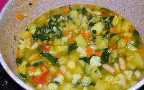 1. Этап. Минестроне классический: И продолжаем варить на очень маленьком огне еще минут 30-35. За это время некоторые овощи разварятся и суп станет густым и насыщенным.