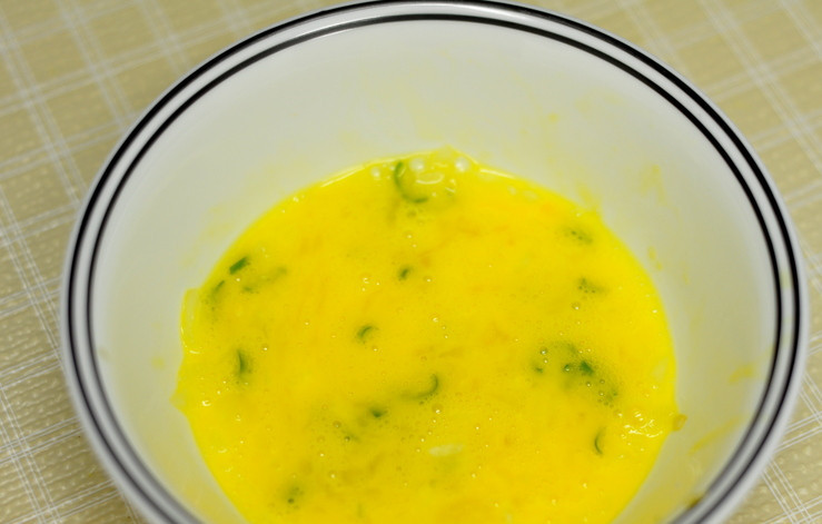 1. Этап. Омлет с молоком и сыром: 3. Тщательно взбить массу и добавить молоко. Для любителей экспериментов на кухне можно попробовать использовать кислое молоко.