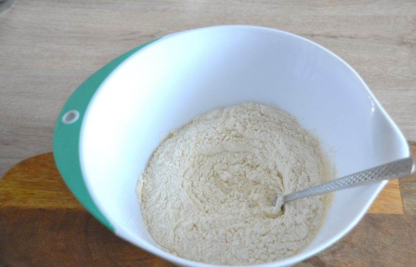 1. Этап. Лезгинский пирог с мясом и картофелем: В миску для замешивания теста влейте воду, добавьте соль, сахар, растительное масло. Всыпьте муку, замесите тесто. Оно будет достаточно плотным.