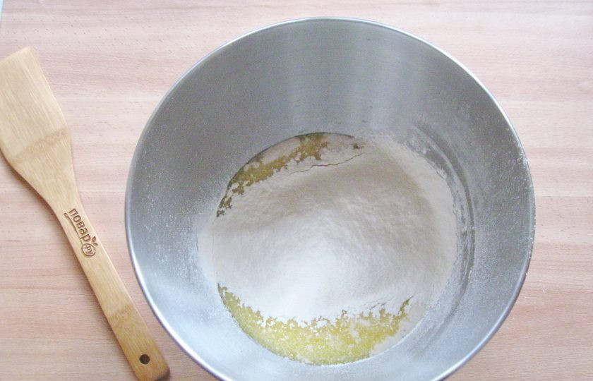 1. Этап. Булочки Как у бабушки: Насыпьте соль, еще 4 столовые ложки сахара, ванильный сахар. Постепенно всыпьте просеянную муку.