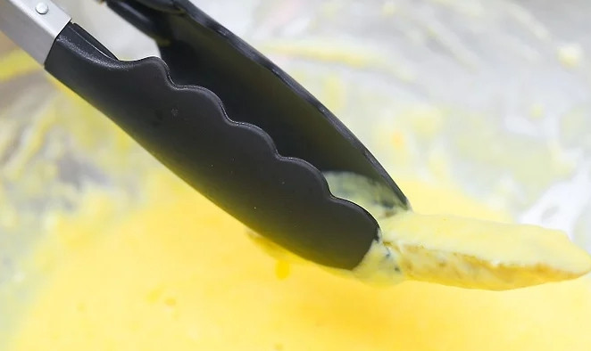 1. Этап. Маринованные огурчики в кляре: 3. Огурчики нарежьте кружочками или тонкими брусочками. Окуните в кляр.