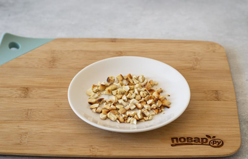 1. Этап. Салат из шпината с грушей: Кешью обжарьте в сухой сковороде, затем крупно порубите.