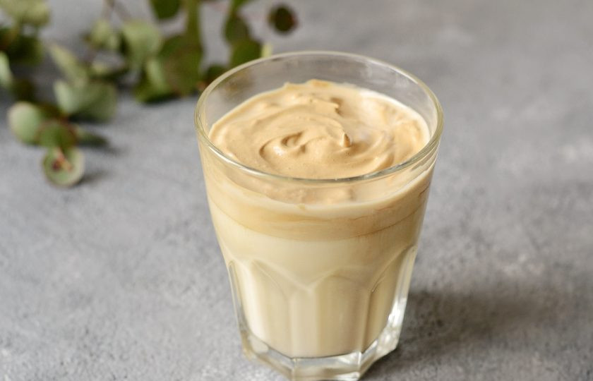 1. Этап. Кофе Дальгона: Сверху выложите кофейную пенку.