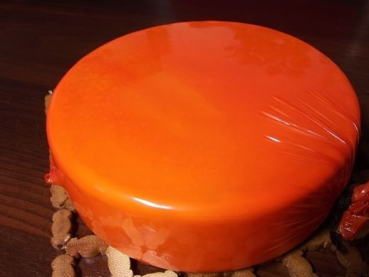 1. Этап. Сыр костромской в домашних условиях: 9. Теперь сыр готов вызревать. Если есть возможность, то лучше купить специальный пакет, который нужно одеть на сыр и опустить на несколько секунд в кипящую воду. Таким образом, пакет полностью затянет сыр и внутри не будет воздуха. Вот и весь рецепт приготовления сыра костромского в домашних условиях. При температуре около 10 градусов он должен вызревать примерно дней 20 прежде, чем его можно будет попробовать.