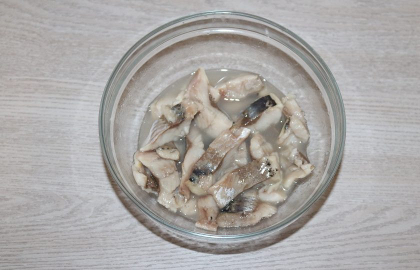 1. Этап. Хе из сельди по-корейски: Из селёдки слейте половину уксуса. Можете слить весь уксус, поделите его на две части, одну часть вылейте обратно в сельдь, другая часть уксуса нам не нужна.