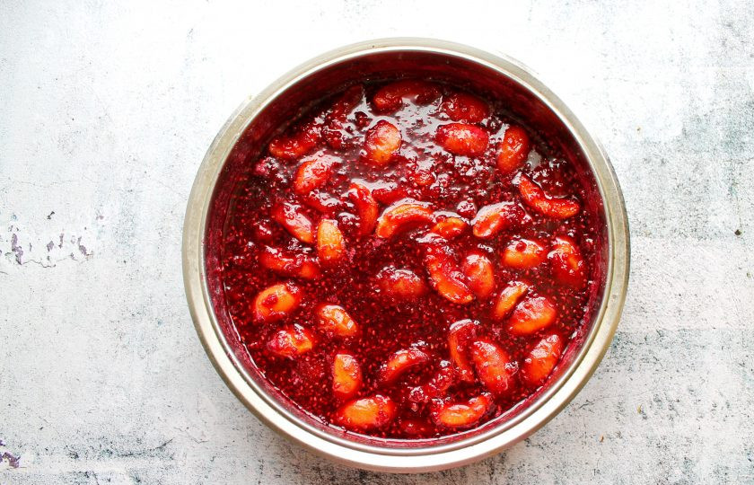 1. Этап. Варенье из малины с абрикосами: Убавьте огонь и варите в течение 5 минут, остудите. При варке варенья будет образовываться пенка, обязательно ее убирайте.