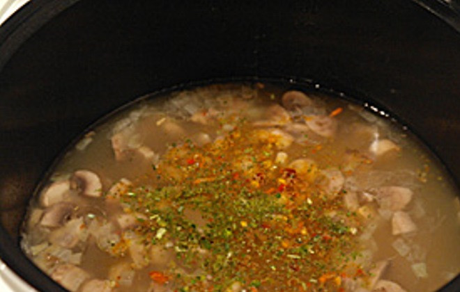 1. Этап. Суп с грибами в мультиварке: Включите режим «Тушение» и установите время - 40 минут. За 10 минут до готовности посолите и добавьте специи по вкусу.
