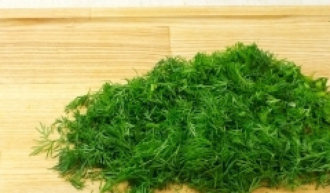 1. Этап. Салат из капусты с перцем: Рубим зелень.