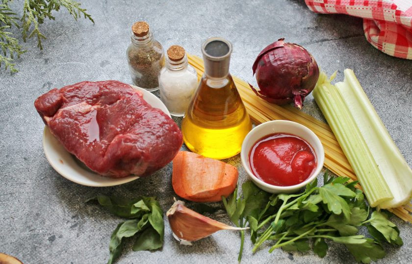 1. Этап. Паста Болоньезе классическая: Подготовьте все необходимые ингредиенты для приготовления пасты 