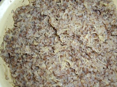 1. Этап. Котлеты из гречки: Когда гречка сварится, подождем, пока она остынет, а затем добавим к ней картофель. Вы можете не отжимать картофель от сока, тогда добавлять воду вам не придется, если же вы ее отожмете, то нужно влить предусмотренный в составе стакан воды. Итак, соединяем картофель с отварной гречкой, добавляем соль и перец по вкусу, перемешиваем все.