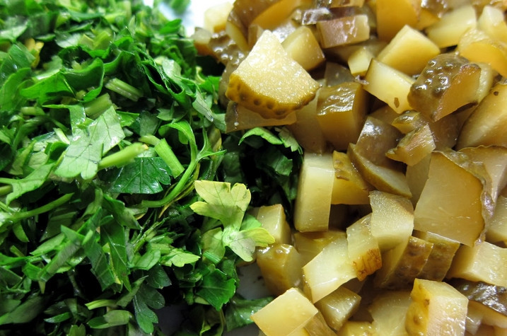 1. Этап. Солянка с маслинами и лимоном: Соленые огурцы нарежьте, зелень промойте и измельчите.