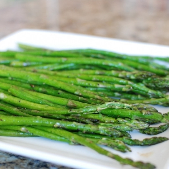 1. Этап. Жареная спаржа в бальзамическом соусе: Приятного аппетита! ;)