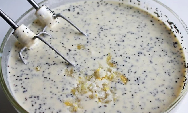 1. Этап. Маковые панкейки: 6. Добавьте в тесто и еще раз как следует перемешайте.