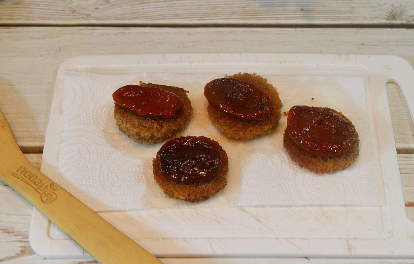 1. Этап. Закуска Снежки: 5. Выложите по 1-2 вяленому помидору.