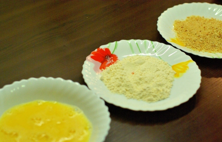 1. Этап. Шницель из телятины: Затем берем три тарелки. В одну насыпаем муку, в другую панировочные сухари, а в третьем взбиваем яйца.