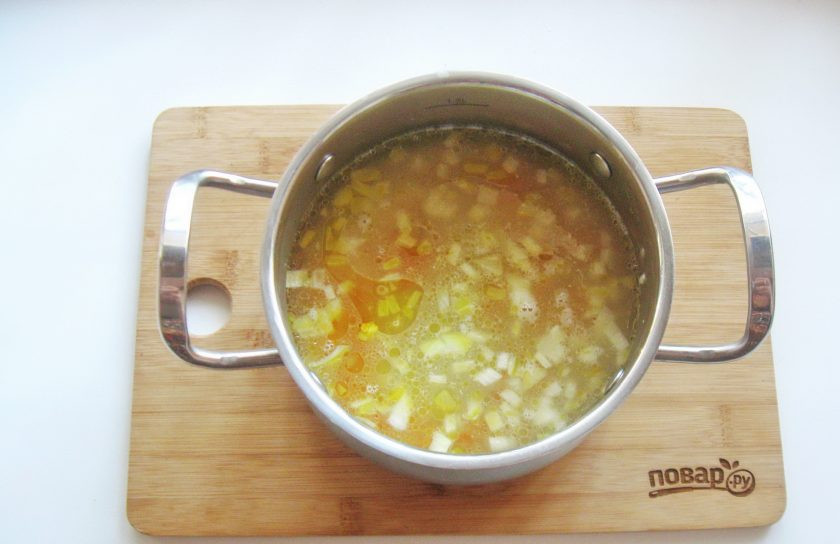 1. Этап. Грибной суп с молоком: Налейте в кастрюлю бульон или воду. Добавьте лук с морковью.