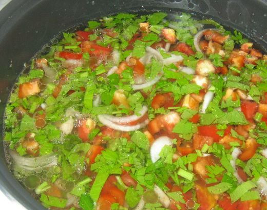 1. Этап. Лагман из говядины в мультиварке: Кладем все ингредиенты в чашу мультиварки и заливаем бульоном. Готовим в программе 