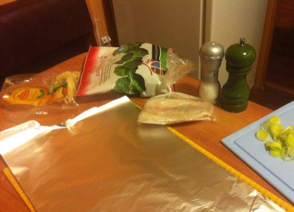 1. Этап. Брокколи в фольге в духовке: Разложите на столе фольгу.