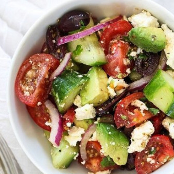 Греческий салат с авокадо