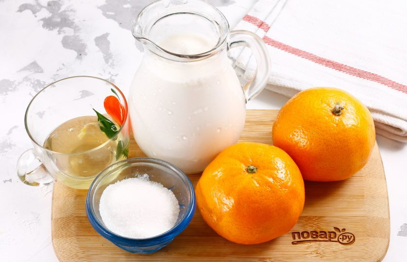 1. Этап. Молочный коктейль с мандаринами: Подготовьте указанные ингредиенты. Белок куриного яйца используется для приготовления обильной пены, но он должен быть от фермерского (домашнего) яйца. В противном случае замените его мороженым.