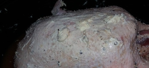 Утка с апельсинами 1. Этап. Утка с апельсинами: Утку посолить, поперчить, всю поверхность смазать полурастаявшим сливочным маслом.