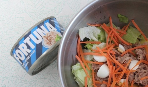 1. Этап. Салат с тунцом и горячей заправкой: Добавить морковь. Посолить по вкусу.