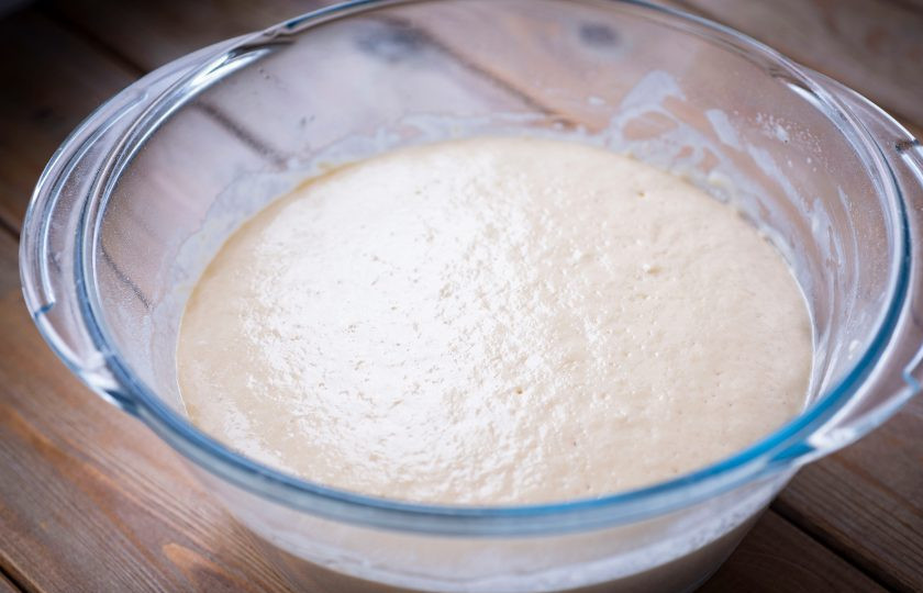 1. Этап. Тесто на топленом молоке: Опара уже подошла — она заметно поднялась в миске и приобрела пористую структуру.