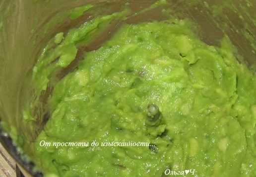 1. Этап. Волованы с красной икрой и авокадо: Для начинки авокадо измельчите в пюре с помощью блендера вместе с лимонным соком.