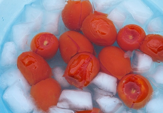 1. Этап. Свежие помидоры на зиму: 4. А после переложите в мисочку со льдом и водой, чтобы остановить процесс и чтобы помидоры не были вареными.