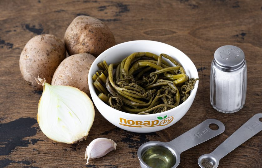 1. Этап. Жареная картошка с папоротником: Подготовьте все ингредиенты.