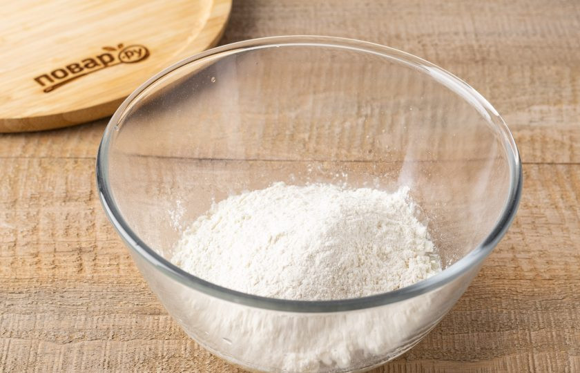 1. Этап. Слоёные лепёшки с луком Катлама: Постепенно начните всыпать муку, одновременно замешивая тесто.