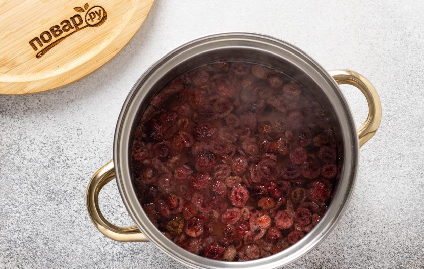 1. Этап. Компот из сушеной клюквы: Переложите клюкву в кастрюлю, залейте водой и доведите кипения на медленном огне.
