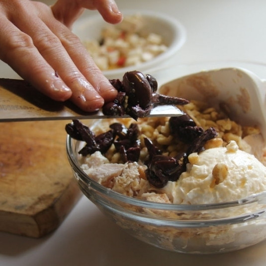 1. Этап. Салат из рыбных консервов: Добавляем колечками нарезанные оливки.