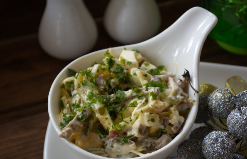 1. Этап. Салат с языком и шампиньонами: Попробуйте отведать салат и вы, приготовив его дома за какие-то 20 минут. Салат можно дополнить свежей зеленью.