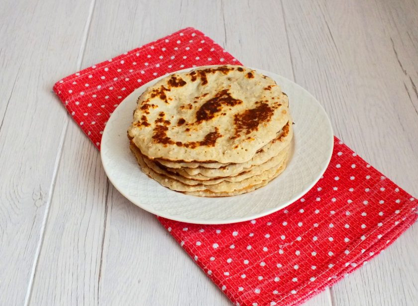 1. Этап. Овсяные блины на кефире: Готовые блинчики сложите стопочкой. При желании смажьте сливочным маслом и подавайте на стол.