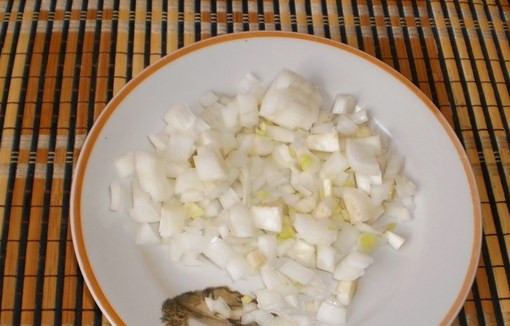 1. Этап. Вегетарианские щи в мультиварке: Лук очищаем от шелухи и мелко нарезаем.