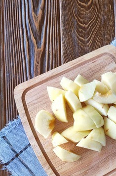 1. Этап. Яблочное пюре без сахара: Нарезать яблоки не крупными кусочками.