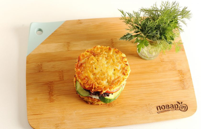 1. Этап. Драник-бургер: И завершает наш бургер драник. Верхний драник смажьте снизу соусом.