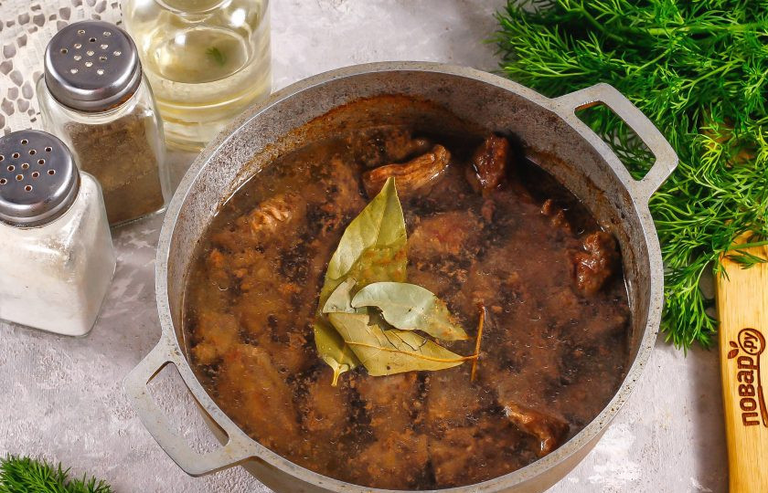 1. Этап. Говяжьи щечки с ризотто из сельдерея: Влейте в казан горячую воду, примерно 400 мл. и потушите мясо около часа на умеренном нагреве. Говядина должна стать мягкой.