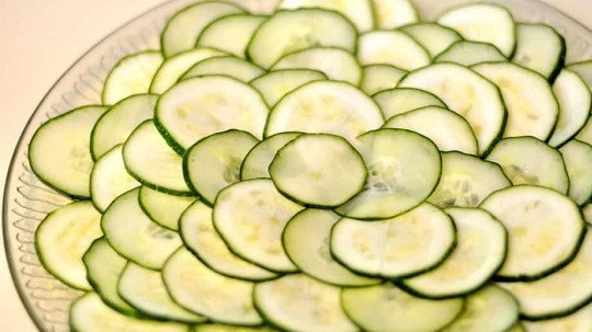 1. Этап. Закуска из огурца и цукини: 4. Вот такая красивая и полезная тарелка.