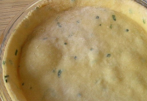 1. Этап. Пирог с лососем, зеленью и овощами: Выпекайте около 7-8 минут.