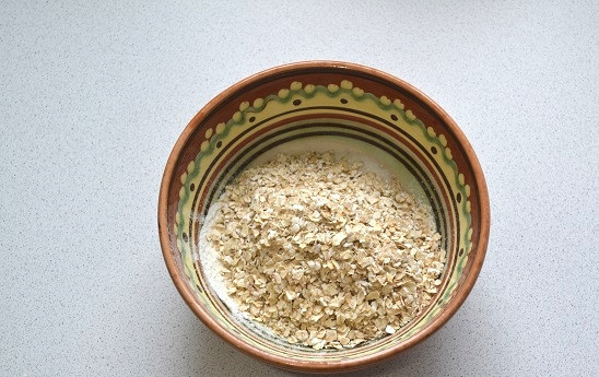 1. Этап. Овсяные лепешки в духовке: 3. Добавьте овсяные хлопья, соль и сахар.