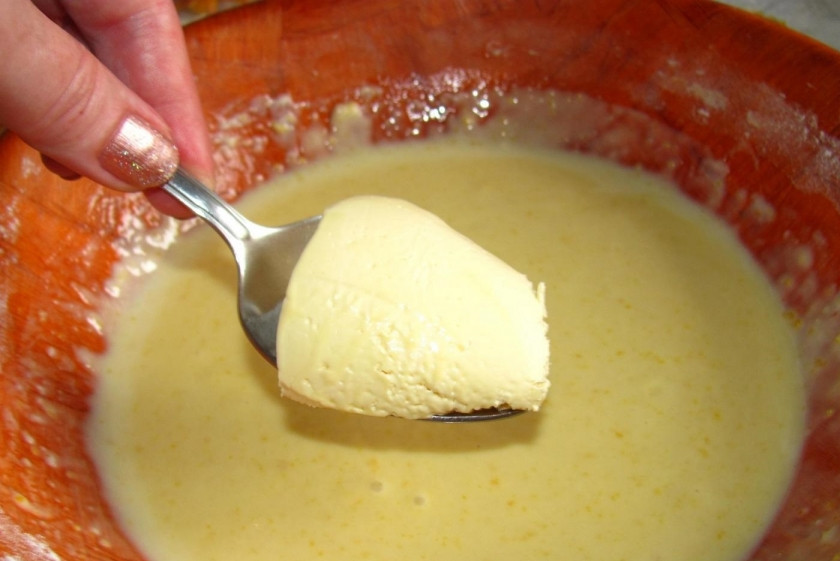 1. Этап. Крампет: 2. Дрожжи разводим в нескольких ложках теплой воды, размешиваем и оставляем набухать. Тонкой струей вливаем разведенные дрожжи в миску к тесту. Добавляем к тесту ложку жирных сливок, размешиваем и настаиваем в теплом месте 30-40 минут.